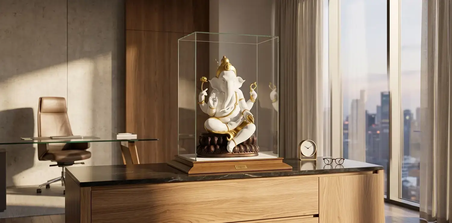 ห้องทำงานผู้บริหารสไตล์ Modern Minimalist ตกแต่งด้วยประติมากรรมมงคลสีขาวทองอย่างเรียบหรู
