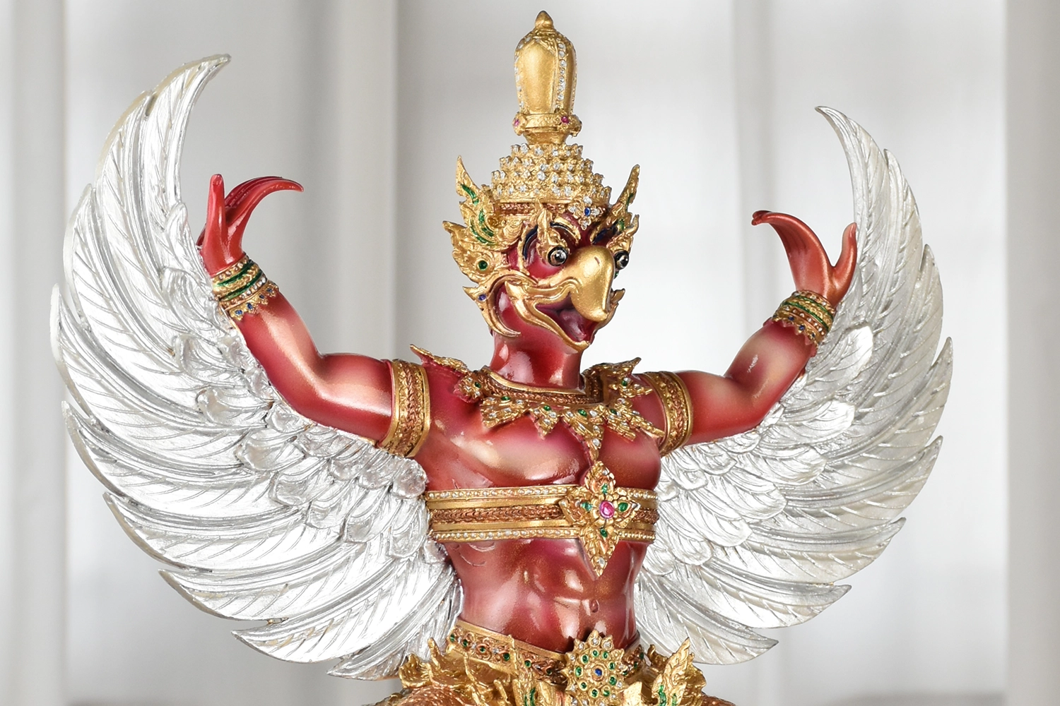 รายละเอียดปีกและพระพักตร์พญาครุฑสีทอง สื่อถึงอำนาจและภาวะผู้นำ